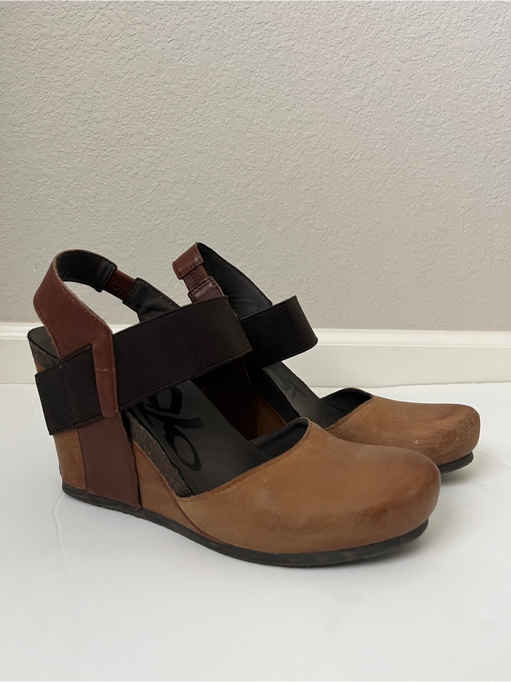 OTBT Women's Brown Wedge Slingback Heels